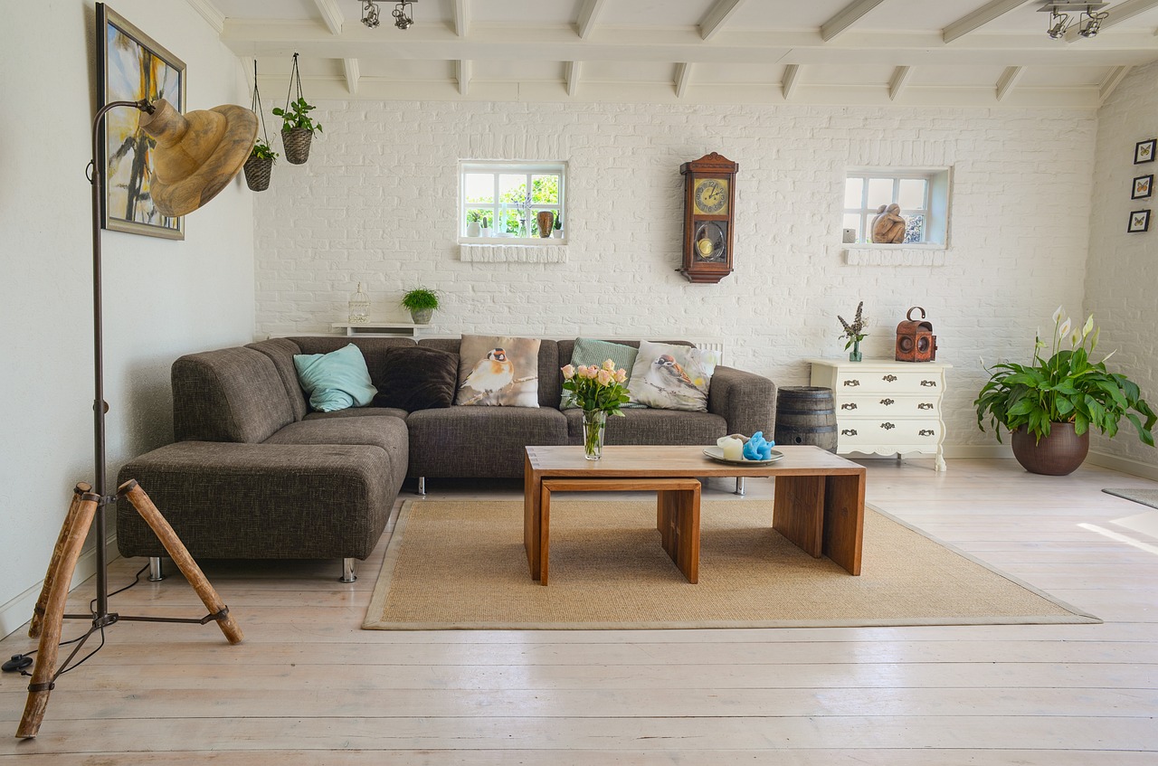 Verwarmend plaid met pompons op de bank. Verwarmend plaid met pompons op de bank.