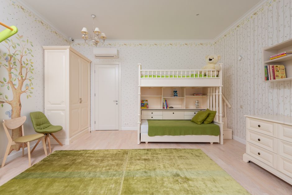 Speelse wolken en sterren fotobehang in kinderkamer.
